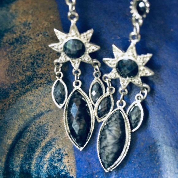 Beautiful, NWOT, Flower/Star, Dangling , Earrings - Picture 1 of 4